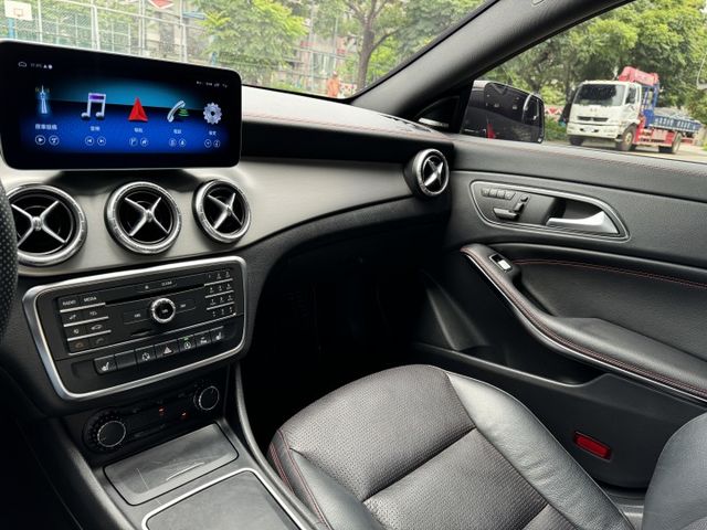 CLA250 2.0渦輪 總代理 PLUS 全景 AMG 大安卓機 環景 平盤 雙電動椅 18夜色圈 空套 鴨尾 H/K  第13張相片