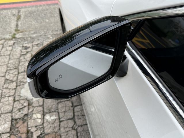2.0汽油 新型小改款 天窗 行車 ACC 環景 I-KEY 9安 盲點 摸門 方控 快撥 雙電動電熱座椅 車偏  第8張相片