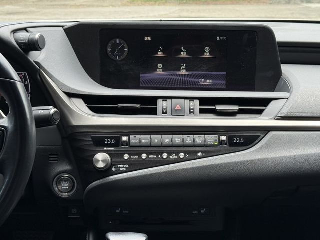 2.0汽油 新型小改款 天窗 行車 ACC 環景 I-KEY 9安 盲點 摸門 方控 快撥 雙電動電熱座椅 車偏  第10張相片