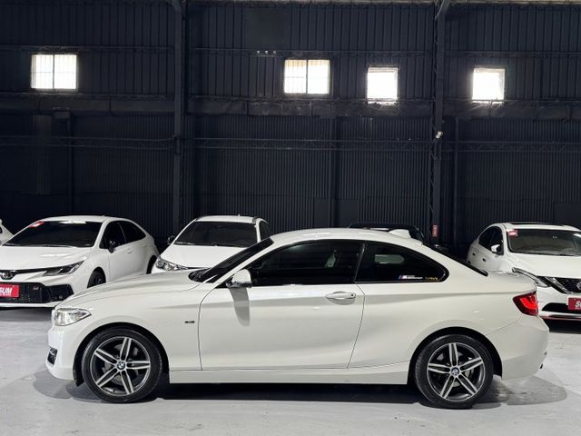220i 2.0sport 雙門 coupe I-KEY 6安 方控 雙電動記憶椅 HID魚眼光圈 導航 顯影 車距警示  第3張相片