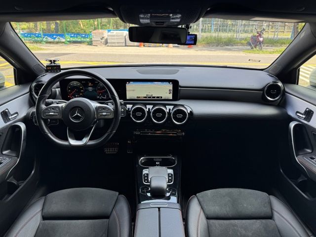 2.0渦輪 全新大改款 AMG運動版 全車空套 全景 8安 雙液晶螢幕 導航 顯影 I-KEY 雙電動椅 方控  第2張相片