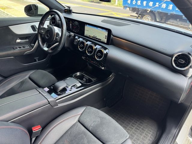 2.0渦輪 全新大改款 AMG運動版 全車空套 全景 8安 雙液晶螢幕 導航 顯影 I-KEY 雙電動椅 方控  第8張相片