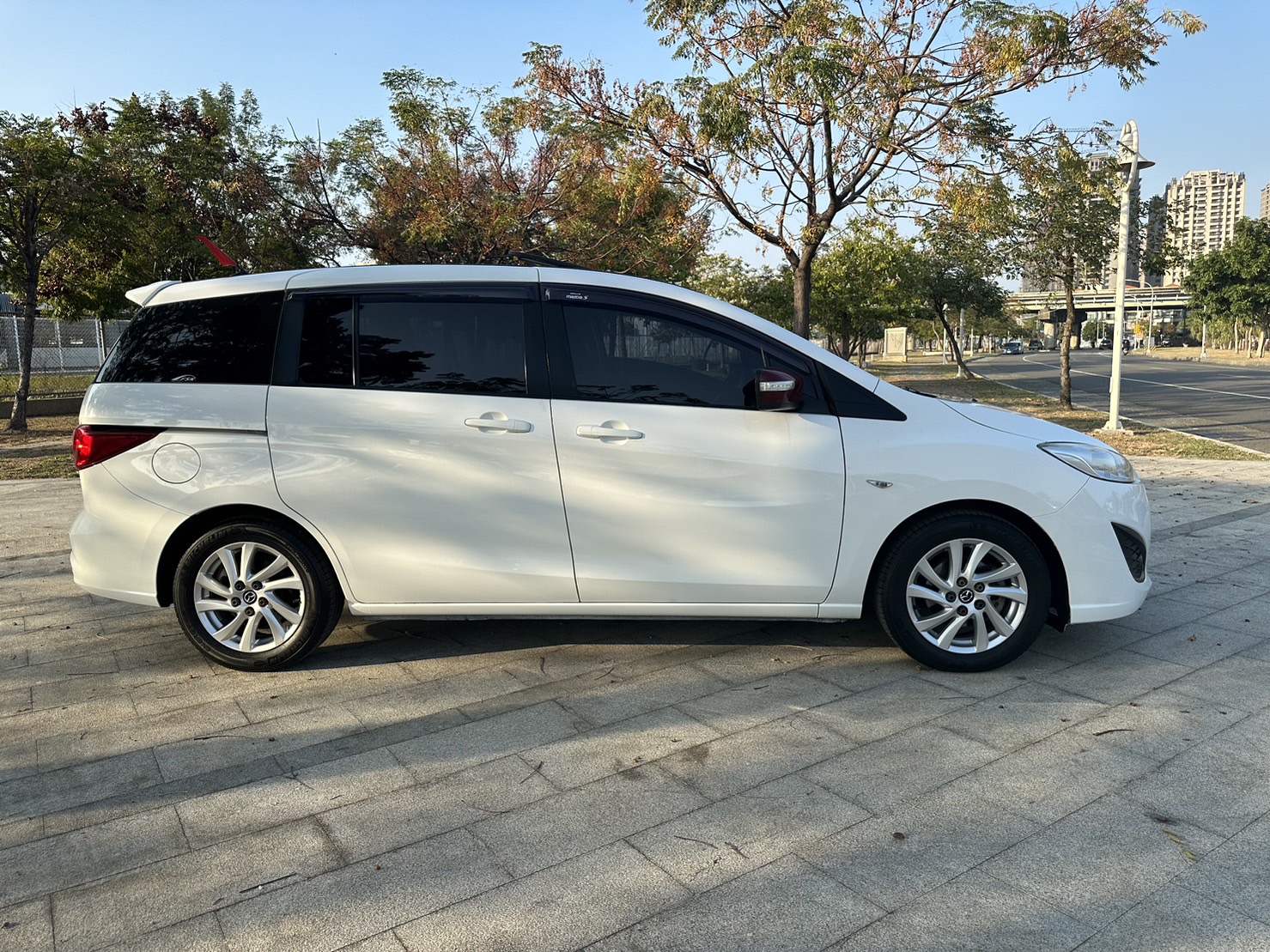《鑫宏車業》二代尊爵型，七人座，全家出遊舒適好車..  第7張相片