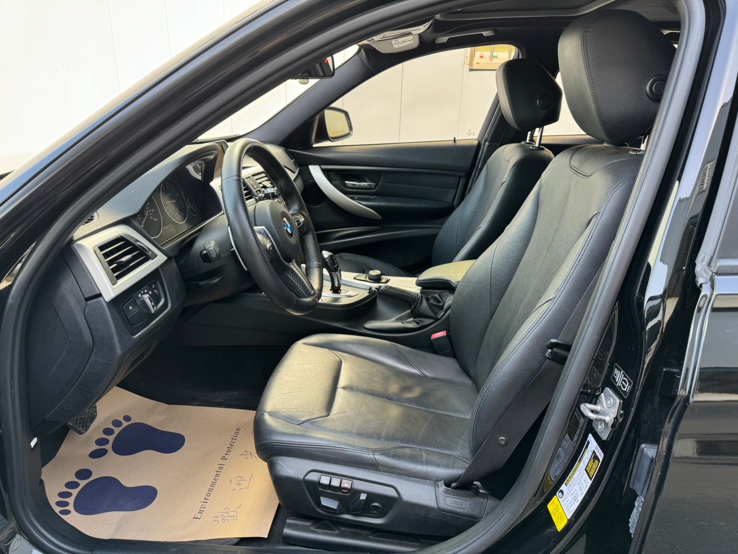 《鑫宏車業》車輛目前在新北市五股區， 328i F30型 SPORT ..  第7張相片
