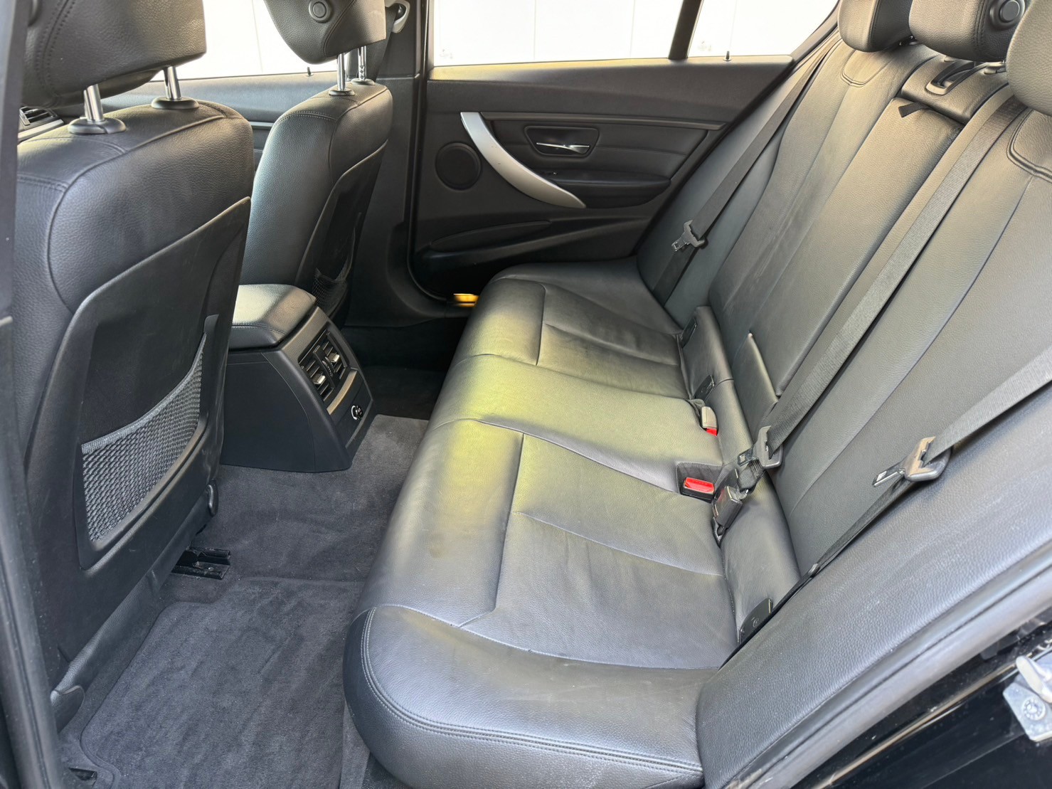 《鑫宏車業》車輛目前在新北市五股區， 328i F30型 SPORT ..  第8張相片