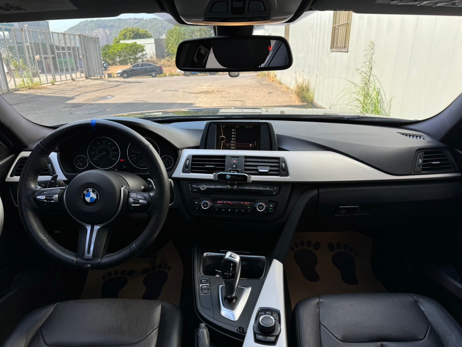 《鑫宏車業》車輛目前在新北市五股區， 328i F30型 SPORT ..  第9張相片