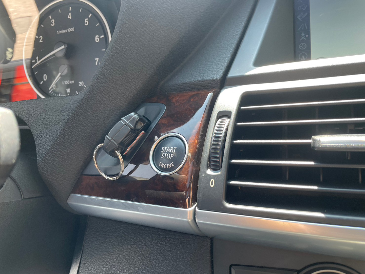 《鑫宏車業》車輛目前在新北市五股區，X5 E70型 4WD 二代小改款 汽油  第16張相片