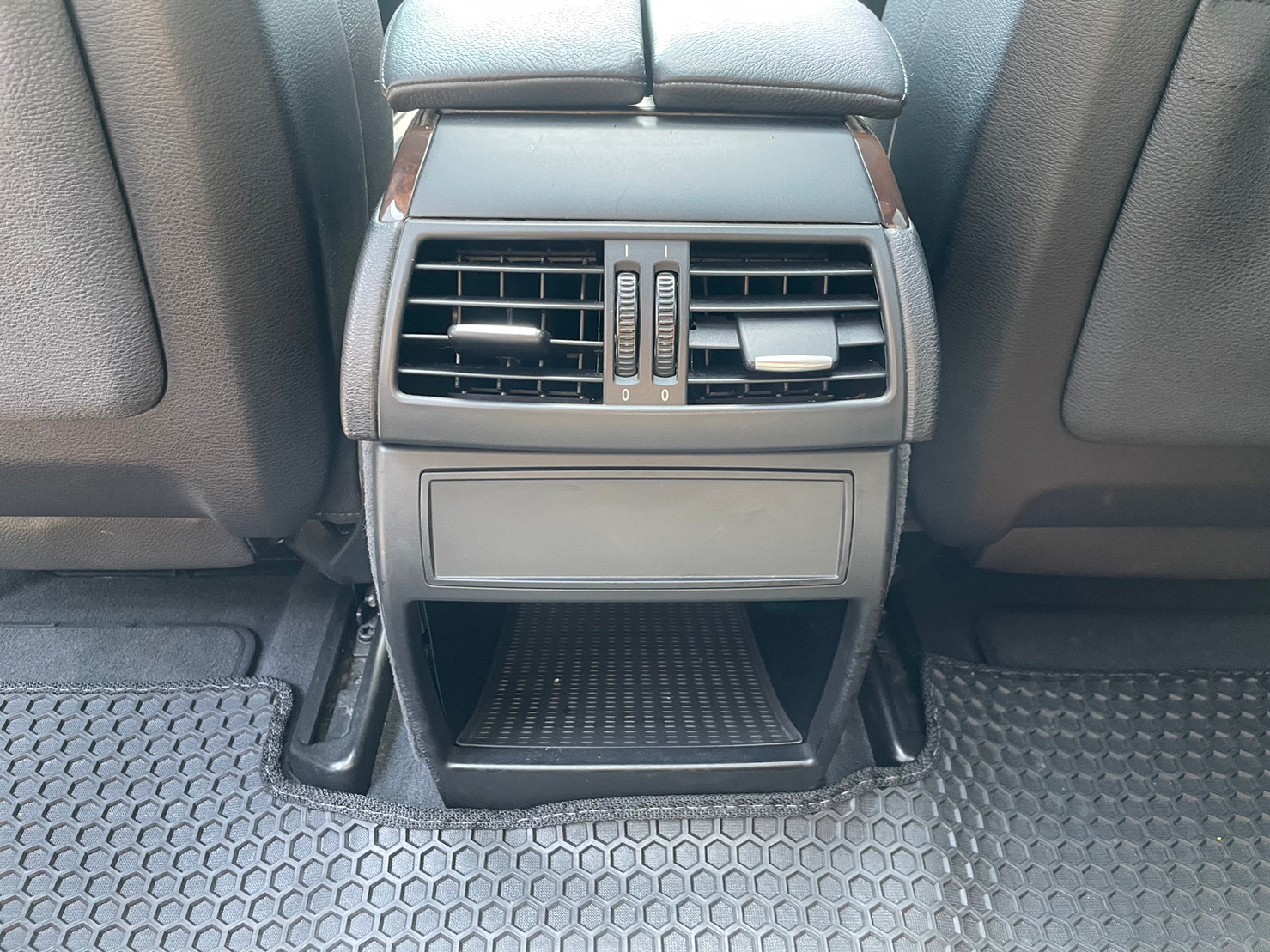《鑫宏車業》車輛目前在新北市五股區，X5 E70型 4WD 二代小改款 汽油  第17張相片