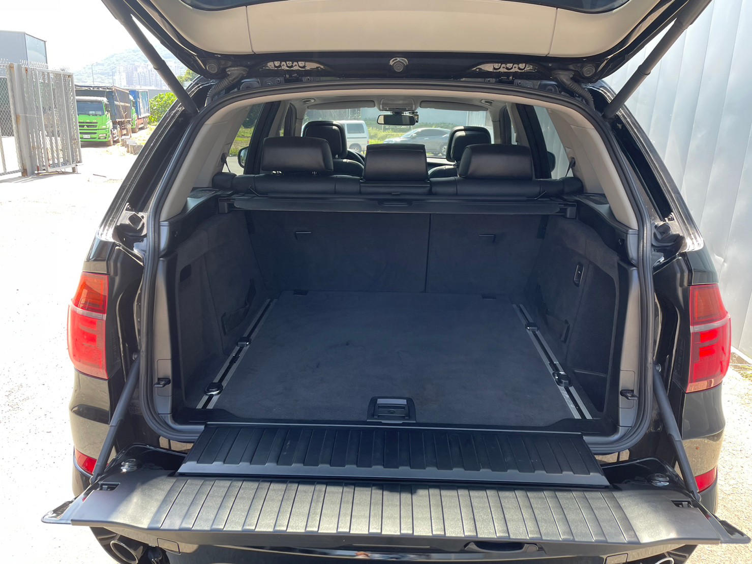 《鑫宏車業》車輛目前在新北市五股區，X5 E70型 4WD 二代小改款 汽油  第19張相片