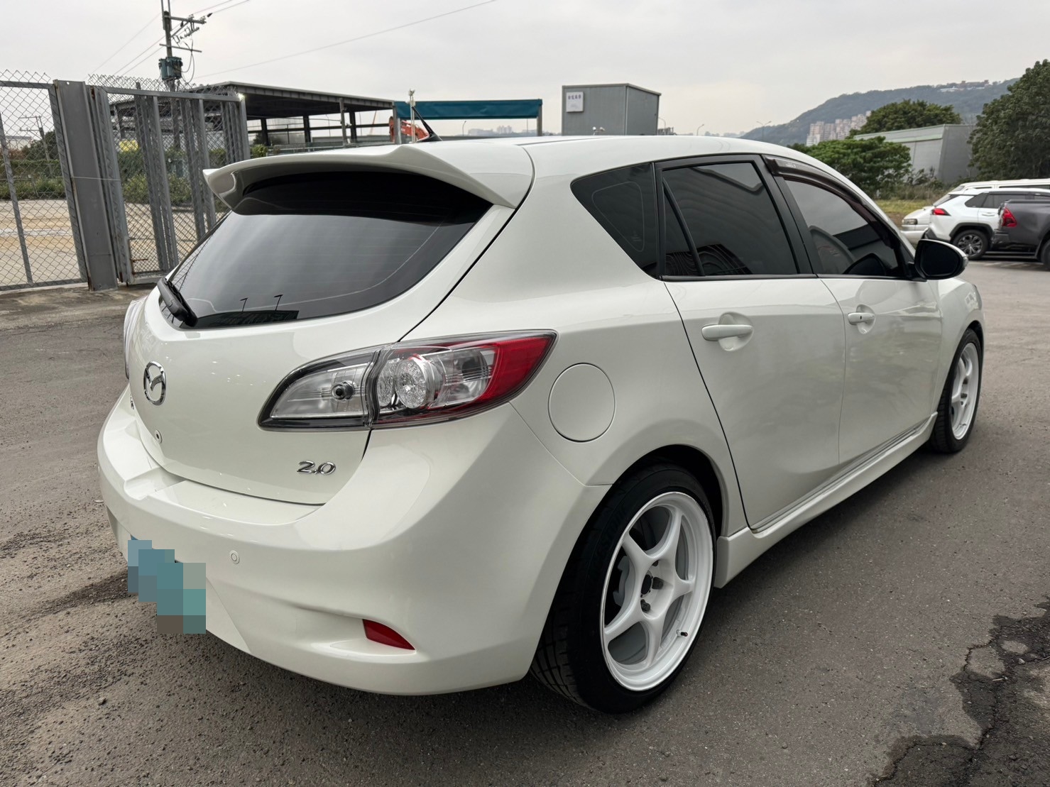 《鑫宏車業》車輛目前在新北市五股區，馬3 五門 二代小改款頂級型..  第3張相片