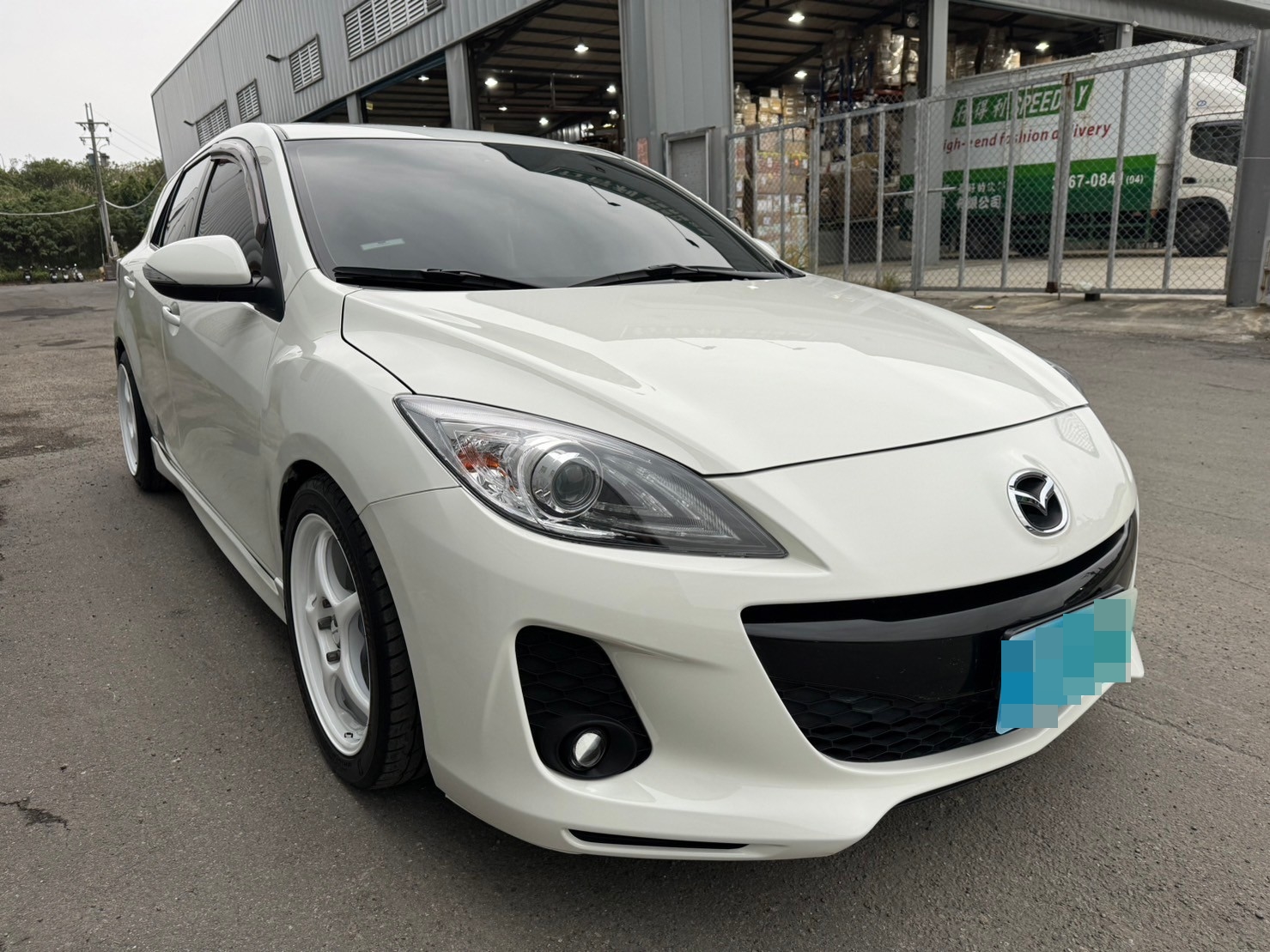 《鑫宏車業》車輛目前在新北市五股區，馬3 五門 二代小改款頂級型..  第5張相片