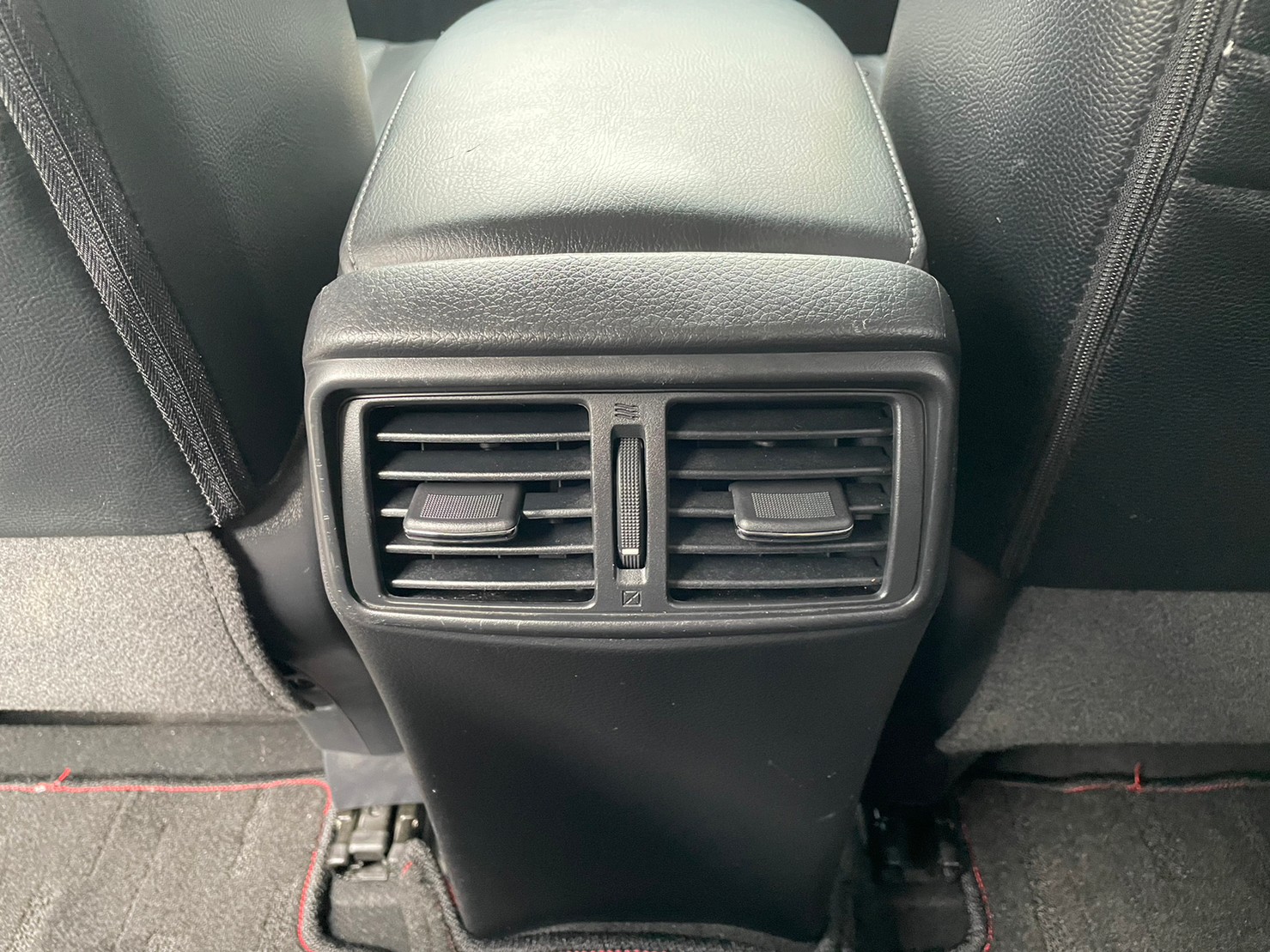 《鑫宏車業》車輛目前在新北市五股區，二代豪華版，代步休旅空間大....  第14張相片