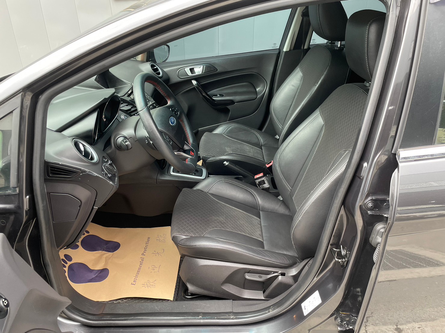 《鑫宏車業》車輛目前在新北市五股區，小改款運動型 五門，渦輪增壓..  第6張相片