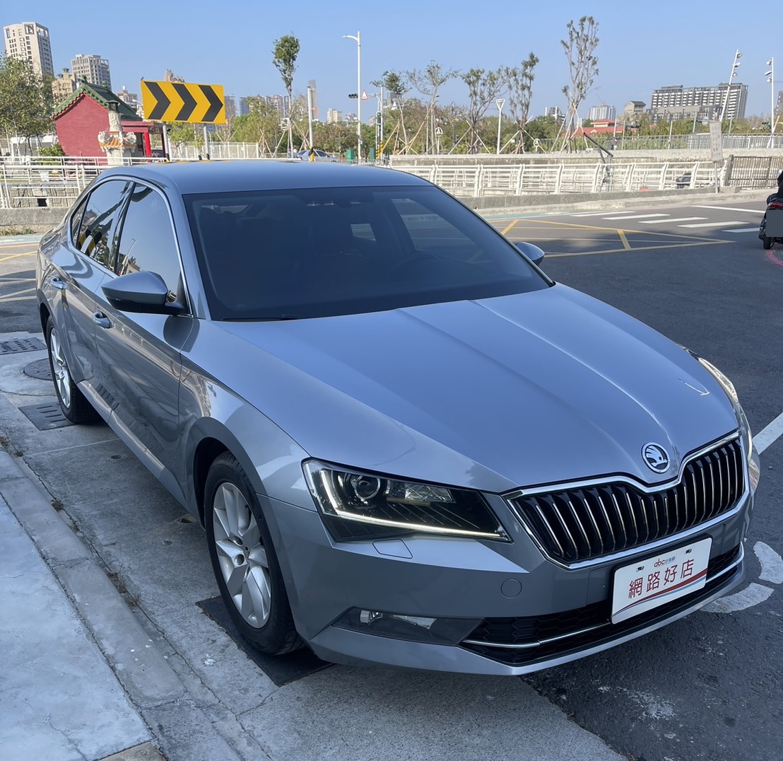 《鑫宏車業》轎式五門 三代菁英版ＴＳｉ  第2張相片
