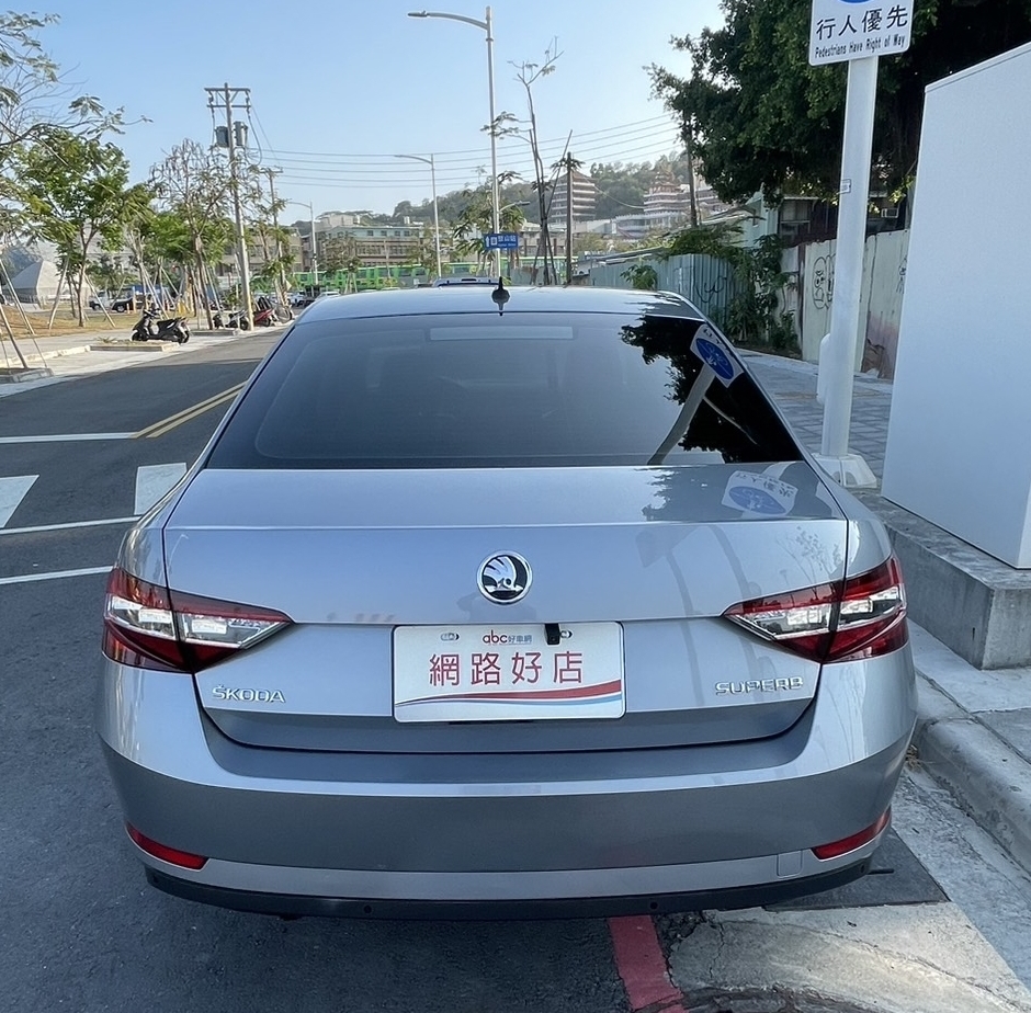 《鑫宏車業》轎式五門 三代菁英版ＴＳｉ  第4張相片