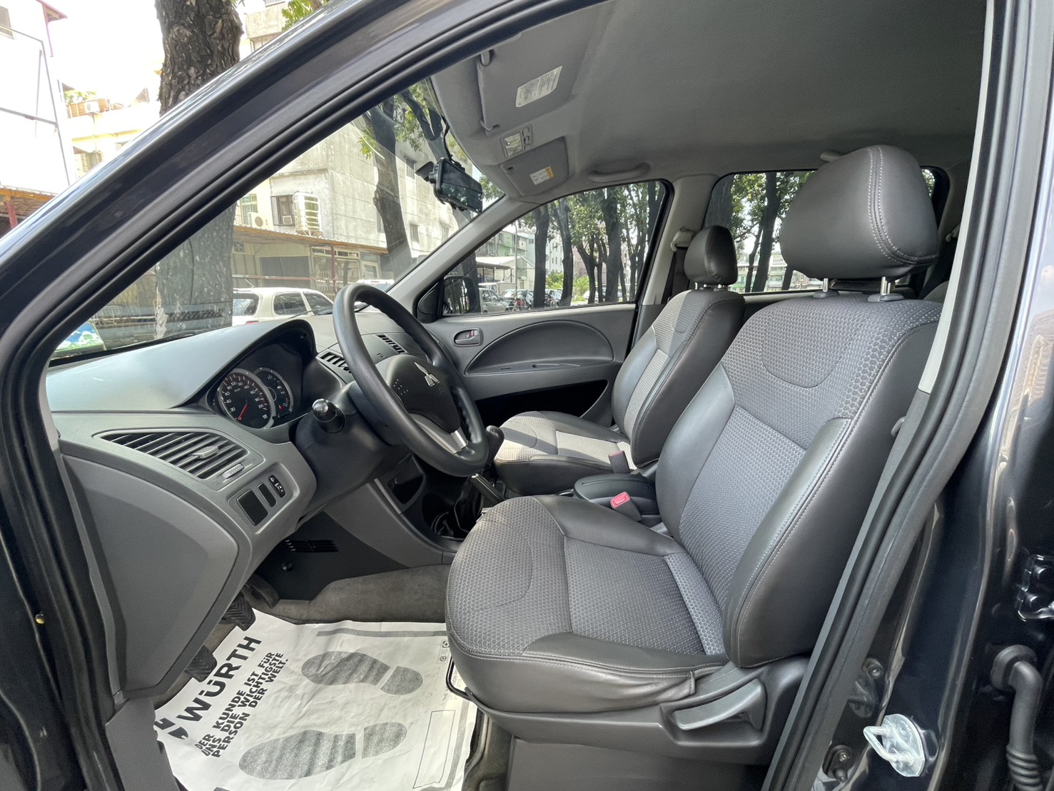 《鑫宏車業》此商品已下架---[可領客貨牌] 手排 五人座， 載人載貨，一車搞定！  第15張相片