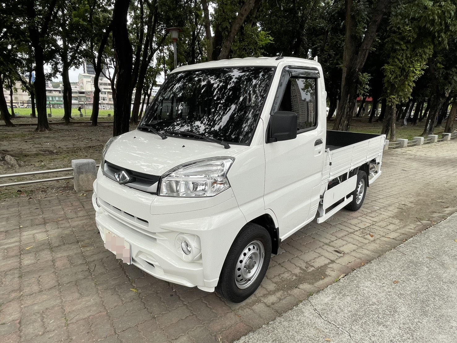 《鑫宏車業》此商品已下架---原廠保固中，三代改款手排小貨車，小生意的好幫手  第1張相片