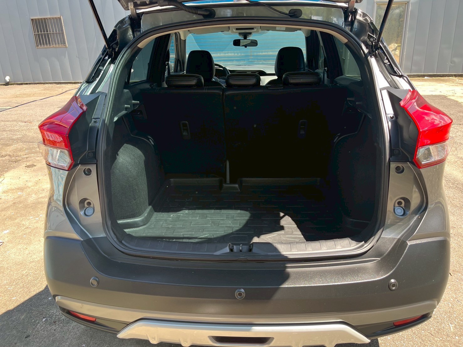 《鑫宏車業》此商品已下架---車輛目前在新北市五股區，智行旗艦版，代步休旅空間大....  第12張相片