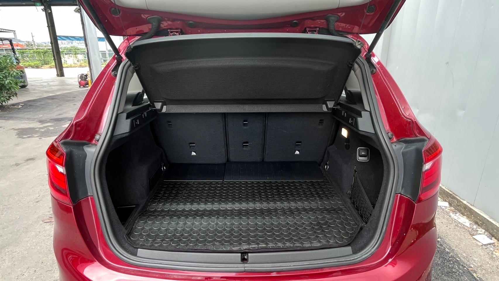 《鑫宏車業》此商品已下架---車輛目前在新北市五股區，218i F45型 五門 汽油 2WD..  第8張相片