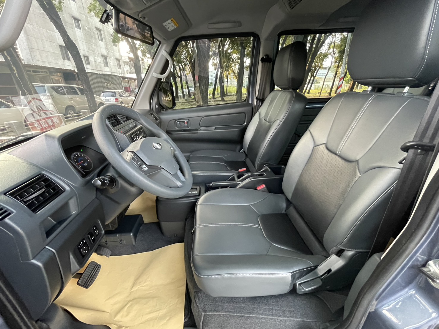 《鑫宏車業》此商品已下架---[ 原廠保固中、13吋鋁圈 ] 三代改款 自排 A180型廂型車  第7張相片