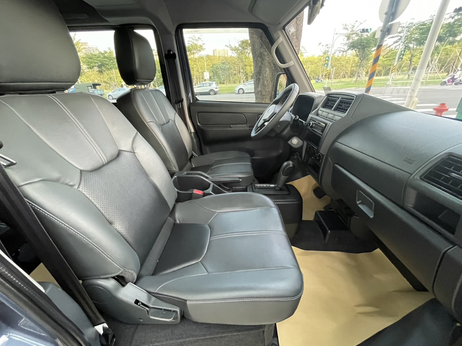 《鑫宏車業》此商品已下架---[ 原廠保固中、13吋鋁圈 ] 三代改款 自排 A180型廂型車  第9張相片