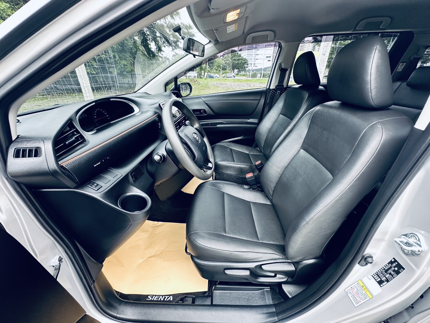 《鑫宏車業》一代小改款經典版，五人座熱門休旅車、家庭用車..  第3張相片