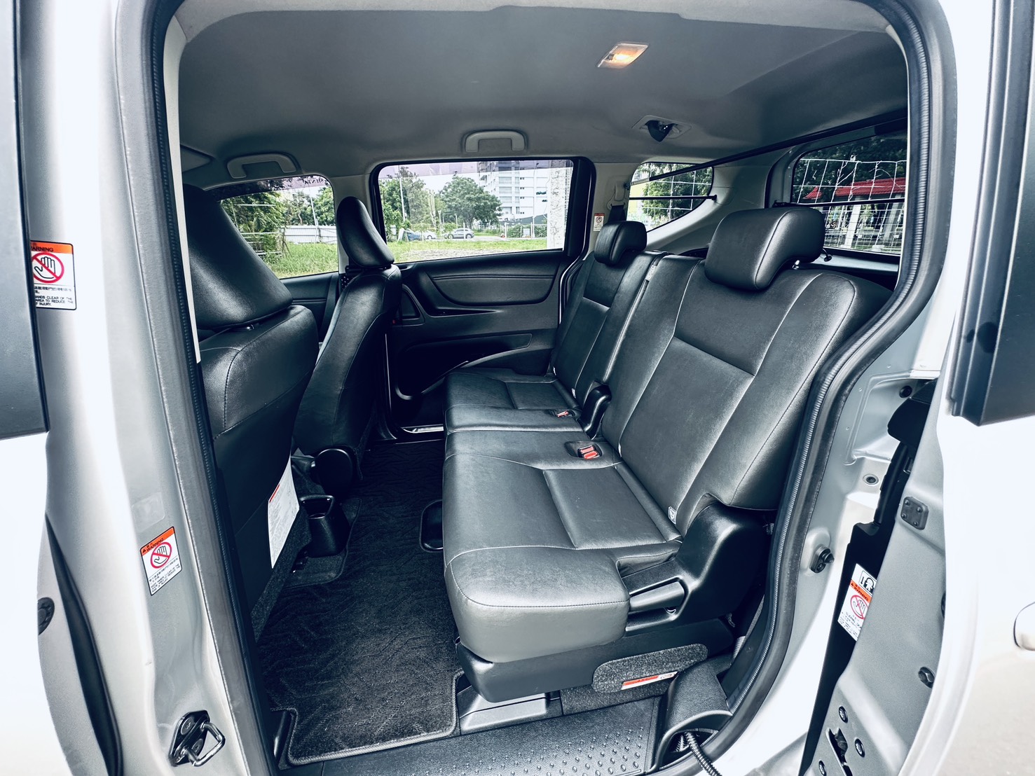 《鑫宏車業》一代小改款經典版，五人座熱門休旅車、家庭用車..  第4張相片