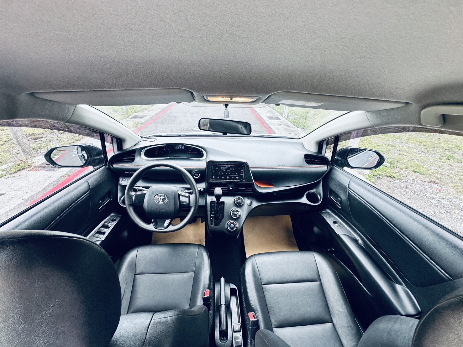 《鑫宏車業》一代小改款經典版，五人座熱門休旅車、家庭用車..  第5張相片