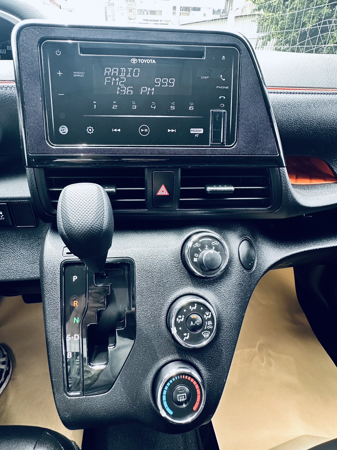 《鑫宏車業》一代小改款經典版，五人座熱門休旅車、家庭用車..  第6張相片