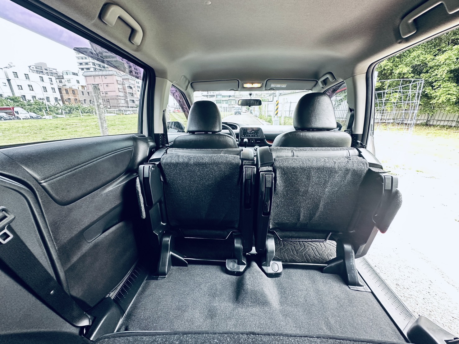 《鑫宏車業》一代小改款經典版，五人座熱門休旅車、家庭用車..  第7張相片