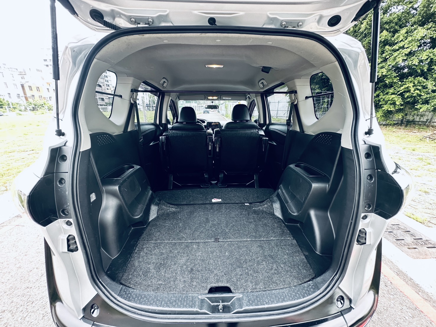 《鑫宏車業》一代小改款經典版，五人座熱門休旅車、家庭用車..  第8張相片