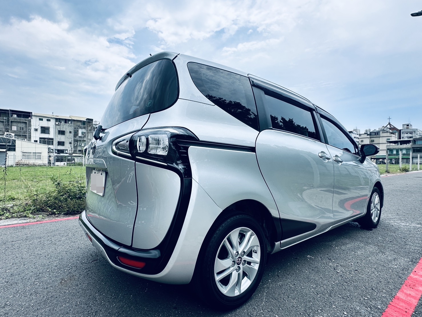 《鑫宏車業》一代小改款經典版，五人座熱門休旅車、家庭用車..  第9張相片