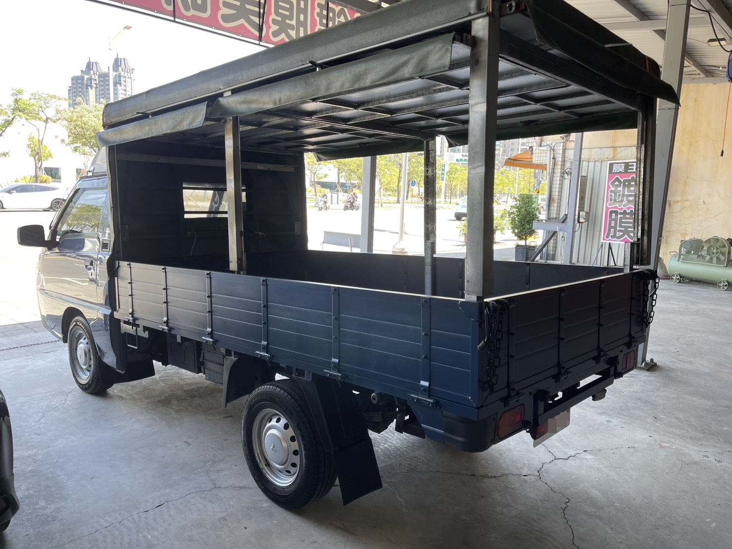 《鑫宏車業》底盤乾淨-無生鏽，引擎+變速箱無漏油 大改款２人座 6速手排  第4張相片