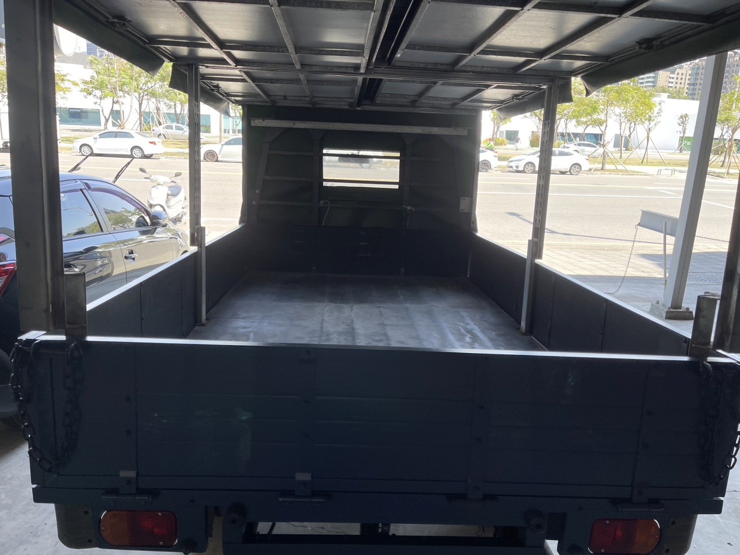 《鑫宏車業》底盤乾淨-無生鏽，引擎+變速箱無漏油 大改款２人座 6速手排  第5張相片