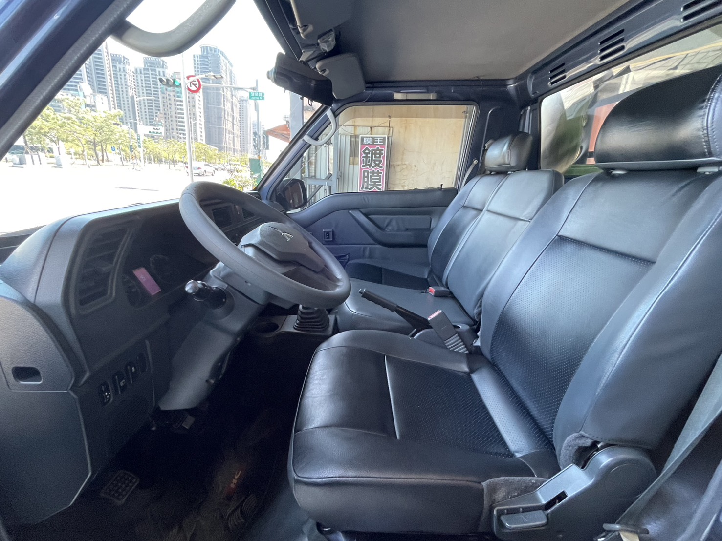 《鑫宏車業》底盤乾淨-無生鏽，引擎+變速箱無漏油 大改款２人座 6速手排  第6張相片