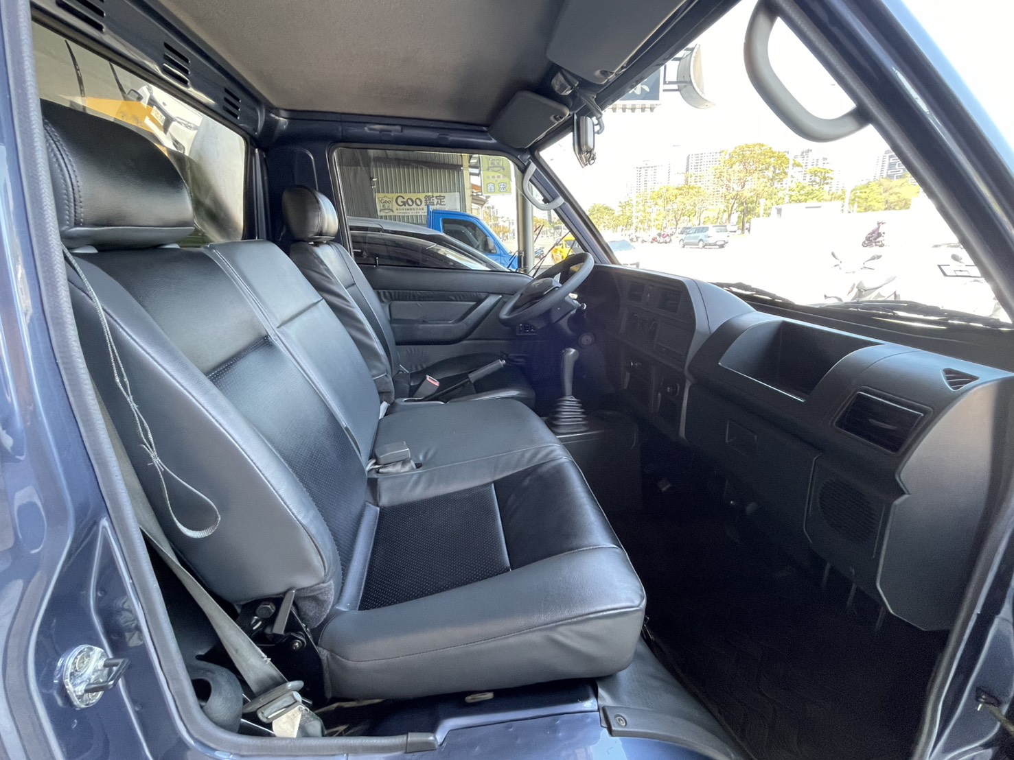 《鑫宏車業》底盤乾淨-無生鏽，引擎+變速箱無漏油 大改款２人座 6速手排  第7張相片