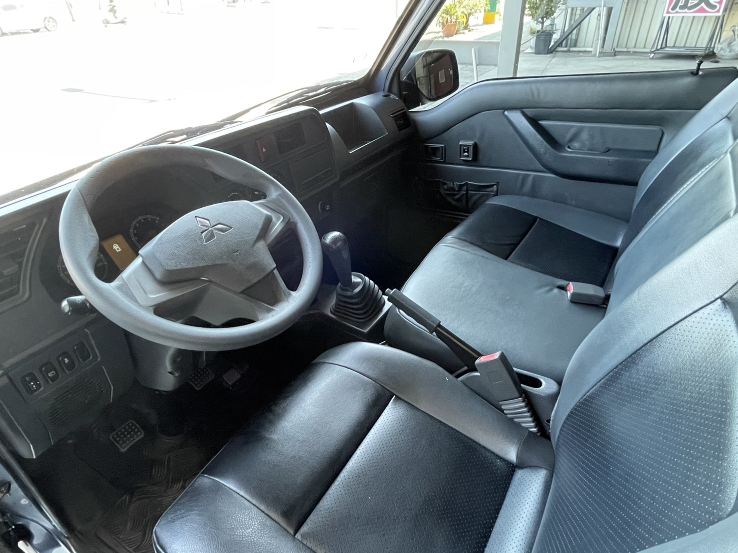 《鑫宏車業》底盤乾淨-無生鏽，引擎+變速箱無漏油 大改款２人座 6速手排  第8張相片