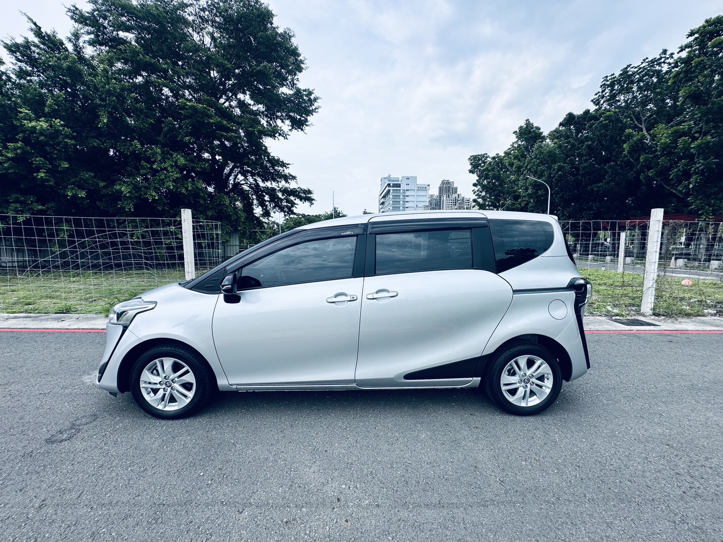 《鑫宏車業》一代小改款經典版，五人座熱門休旅車、家庭用車..  第2張相片