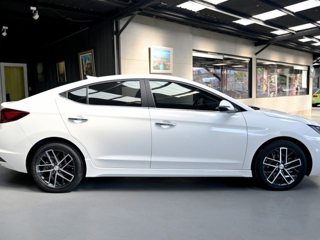 Hyundai Elantra  第7張相片