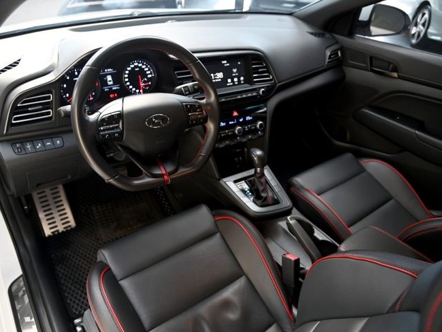 Hyundai Elantra  第12張相片
