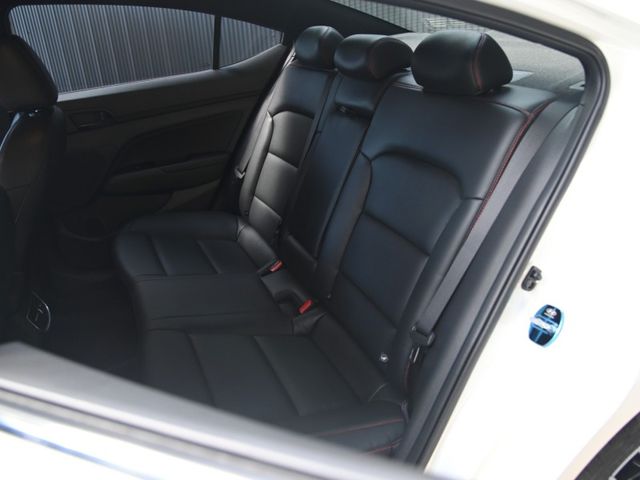 Hyundai Elantra  第14張相片