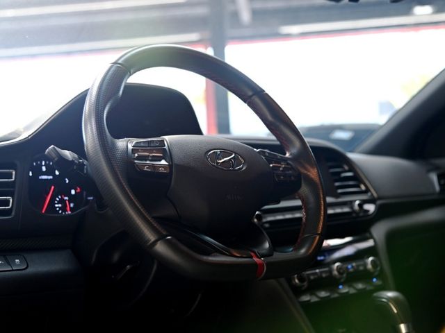 Hyundai Elantra  第16張相片