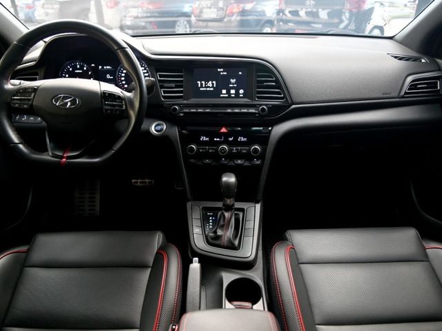 Hyundai Elantra  第17張相片