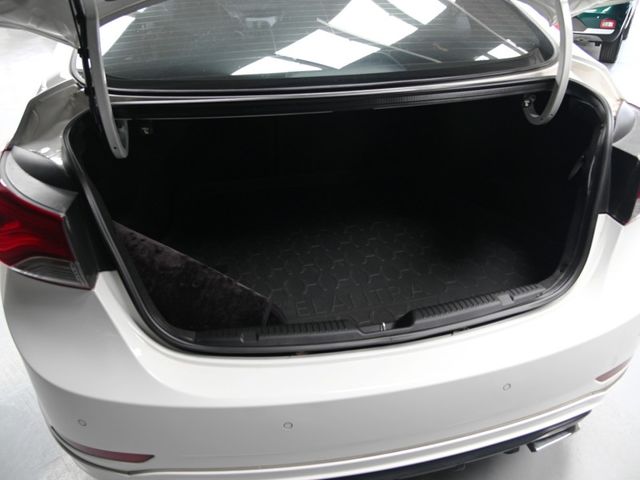 Hyundai Elantra  第8張相片