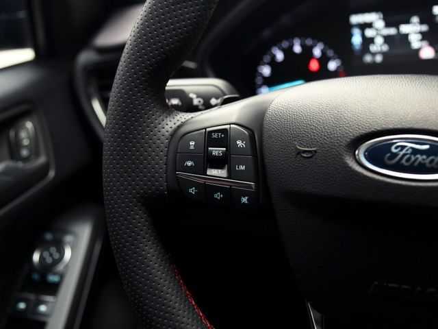 超低月付免費試算分析/2020 FORD Focus ST-line輕鬆讓你帶回家!  第14張相片