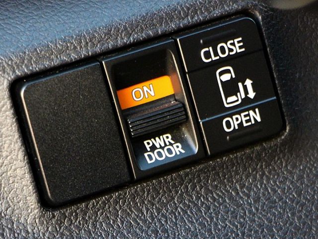 ✔️4安 ✔️快撥 ✔️定速 ✔️盲點✔️顯影 ✔️IKEY✔️單電滑門 ✔️跑12萬9  第16張相片