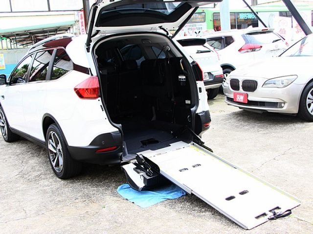 ✔️原廠5+1或7人座福祉車✔️6安 ✔️快撥 ✔️環景 ✔️導航 ✔️LED頭燈 ✔️全景天窗 ✔️跑3萬  第19張相片