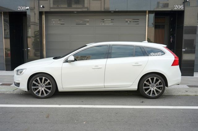 D3、柴油、天窗、ACC、車道偏移、換檔撥片、盲點、電動座椅×2、停車輔助系統、旗艦版、HID頭燈、HK音響  第5張相片