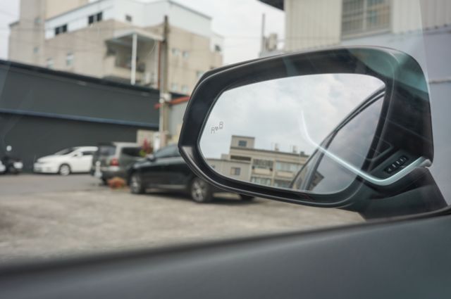 越野冒險版、4WD、環景系統、ACC跟車、車偏警示、全景天窗、電動腰靠  第11張相片