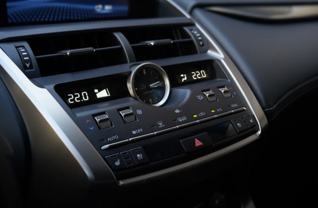 豪華版2.0、里程僅跑7萬多、渦輪增壓、倒車顯影、車偏、ACC跟車、電動方向盤  第16張相片